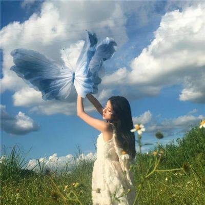 给小酒馆女子喝高杯酒